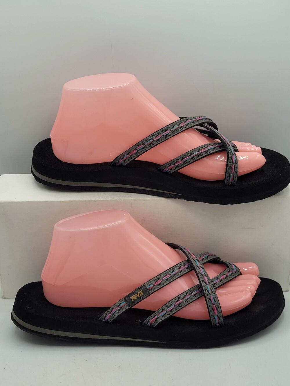 Teva Women's Olowahu sandals black with a strappy crisscross Style Size 9